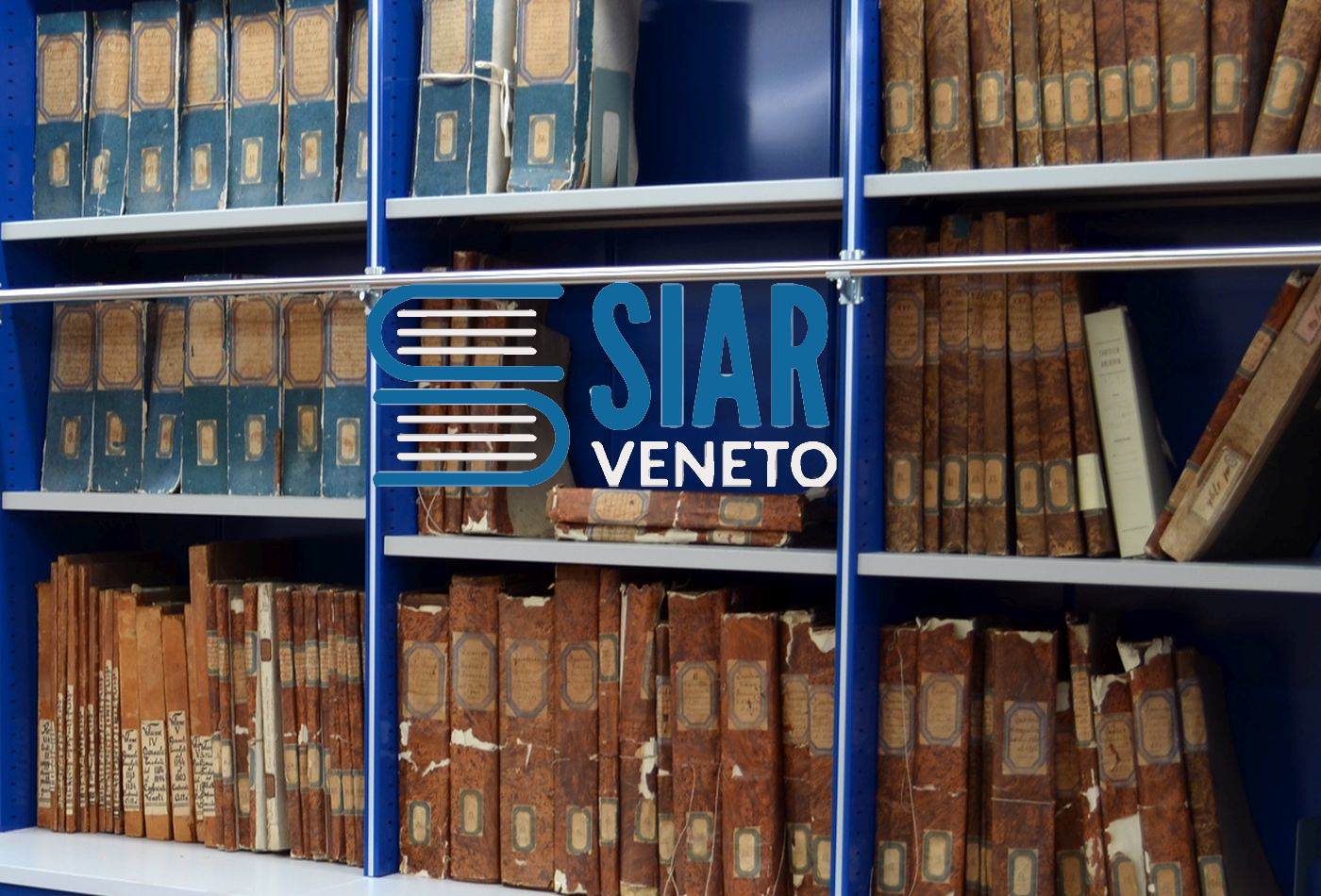 Sezione Beni culturali, Fondi archivistici, immagine segnaposto con logo SIAR Veneto - Sistema Informativo Archivistico Regionale - sovrapposto ad uno scaffale in metallo blu con libri antichi d'archivio