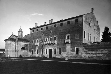 Villa Trissino, Orsini di Pitigliano, Alidosio, Barozzi, Balbi, Valier, Lanza-Muttoni, detta "Ca' Impenta"