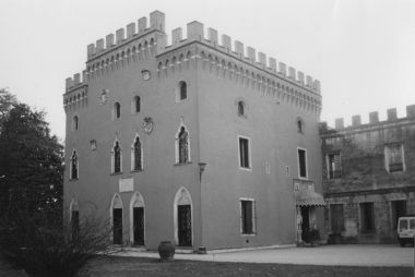 Villa Bissari, Sforza, Colleoni, De Buzzaccarini, detta "Il Castello"