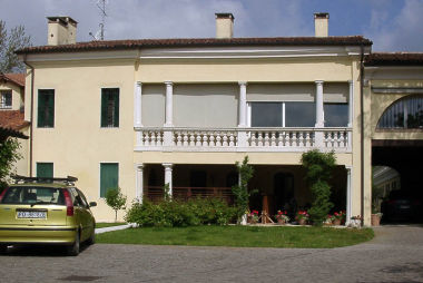 Villa Rossi, Tusel 