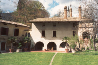 Villa Nichesola, Aldrighetti, Ferrario - Toffoli, detta "dei Tre Camini" 