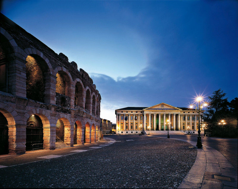 Verona, piazza Bra: Arena e palazzo della Gran Guardia Nuova -  Archivio BIBLOS foto di Roberto Barcellona
