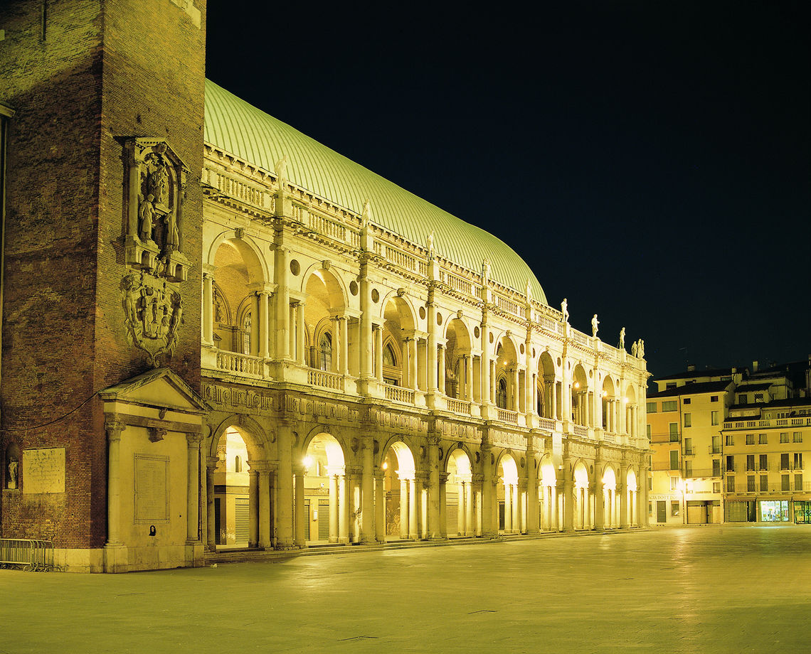 Basilica Palladiana, veduta notturna -  Archivio BIBLOS, foto di Roberto Barcellona