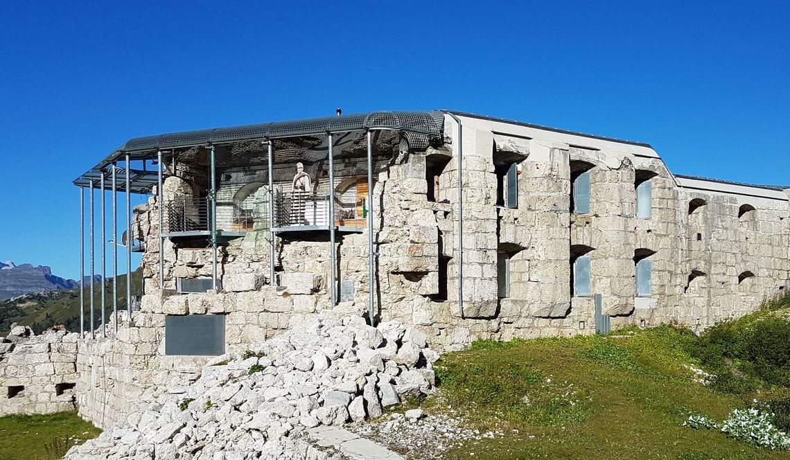 Museo della Grande Guerra "Forte Tre Sassi", veduta laterale -  Museo della Grande Guerra "Forte Tre Sassi", foto di Loris Lancedelli