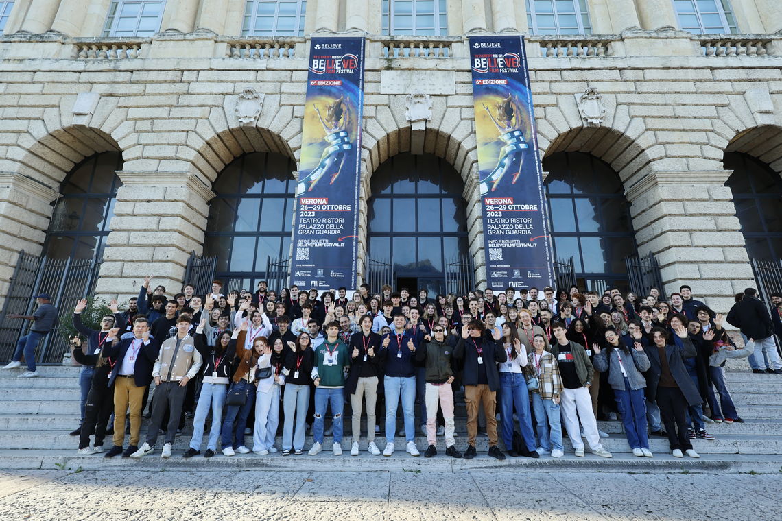Believe Film Festival, 2023, foto di gruppo davanti al teatro Ristori di Verona -  Believe Film Festival