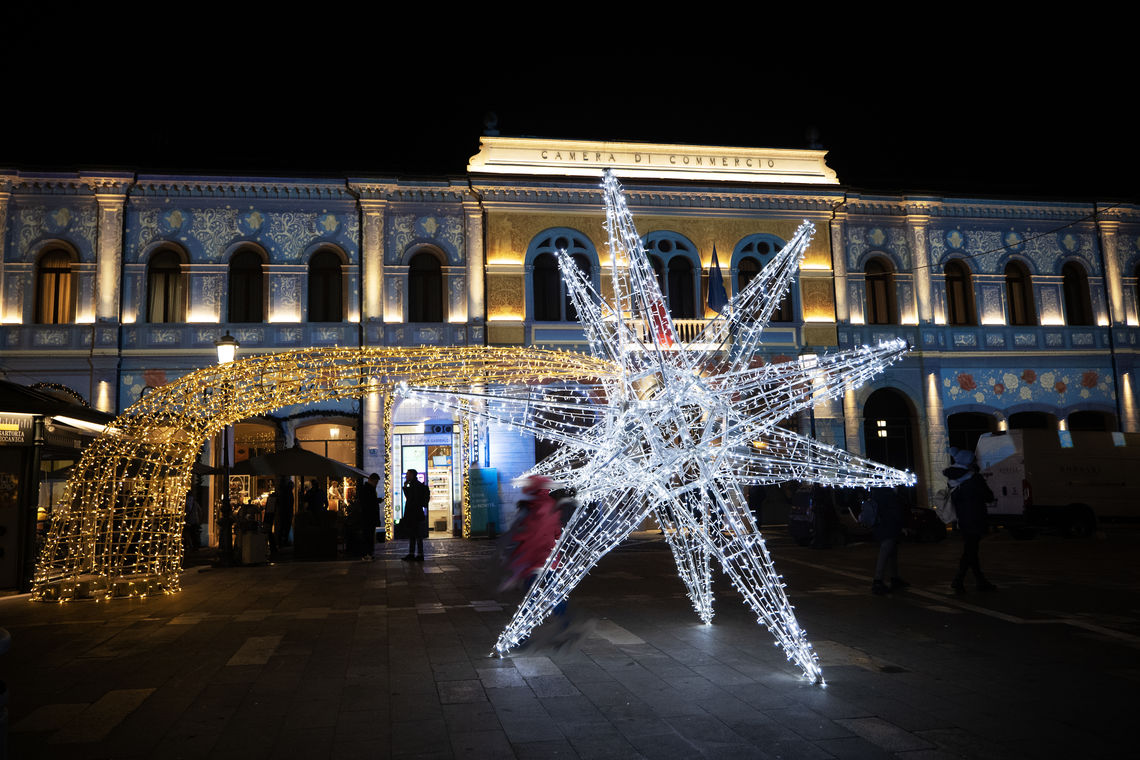 Rovigo, Camera di Commercio con proiezioni e stella natalizia, Natale 2023 -  Comune di Rovigo