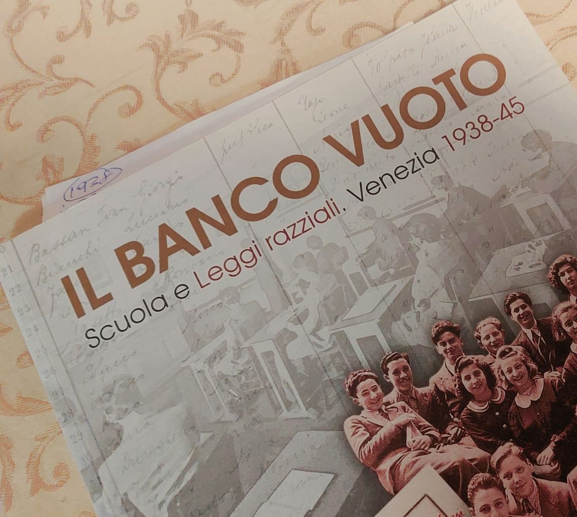 Copertina del volume "Il banco vuoto. Scuola e Leggi razziali. Venezia 1938-45" -  Cierre Edizioni