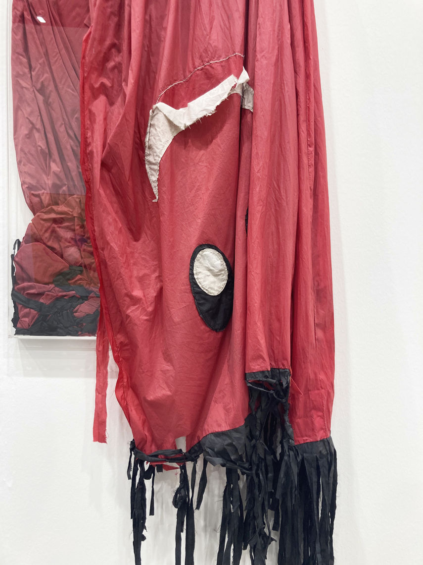 "Off the Hook! (Red)" opera di Davide Sgambaro, dettaglio stoffa e plexiglass
