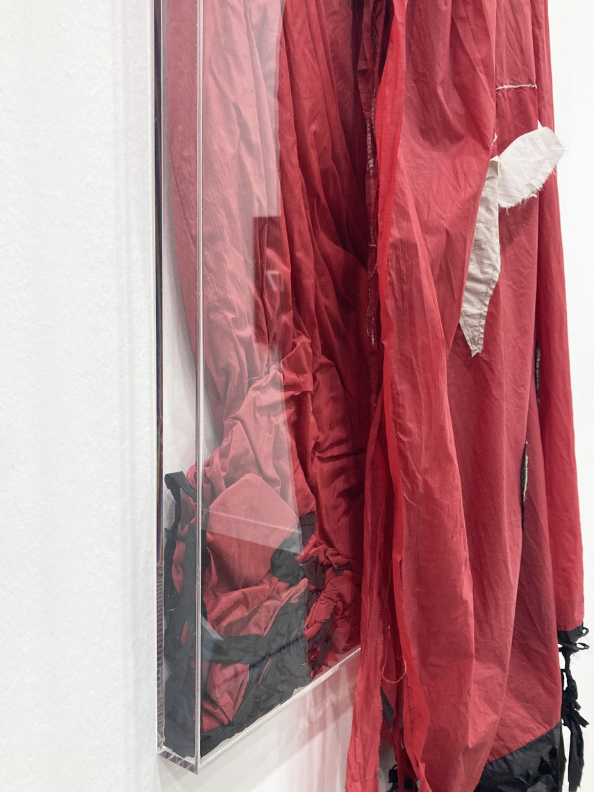 "Off the Hook! (red)" opera di Davide Sgambaro, dettaglio stoffa e plexiglass
