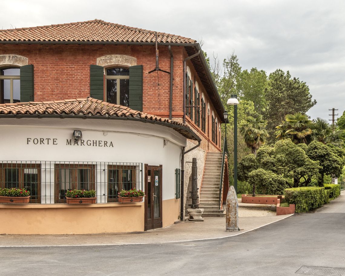 Facciata del forte riportante la scritta "Forte Marghera", scala laterale e bomba sul selciato