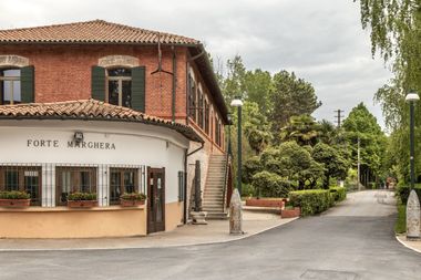 Facciata del forte riportante la scritta "Forte Marghera", scala laterale e bomba sul selciato