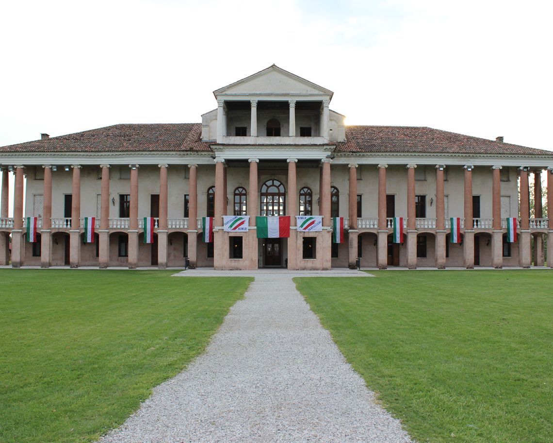 Veduta frontale della Villa con le bandiere italiane
