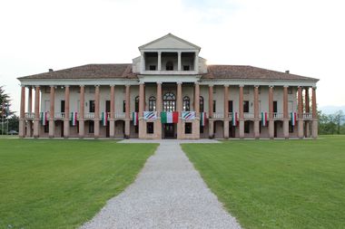 Veduta frontale della Villa con le bandiere italiane