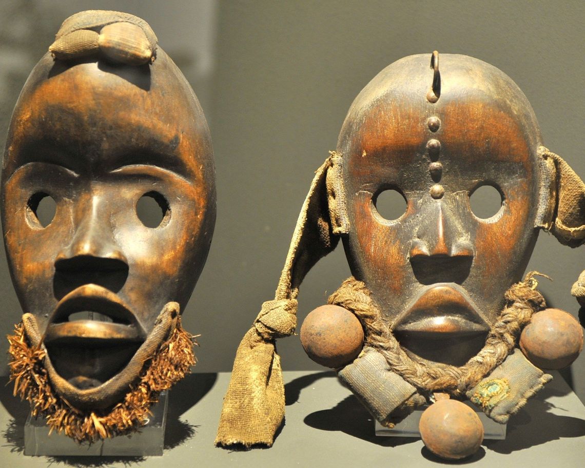 maschere africane artigianali in legno