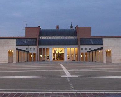 Facciata esterna con entrata della Biblioteca Comunale