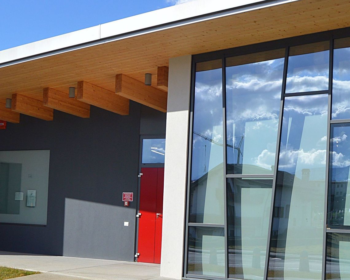 facciata della biblioteca con vetrata ed entrata