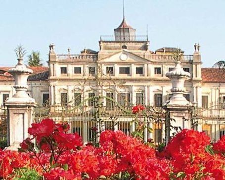 Veduta frontale della Villa con davanti un roseto in fiore