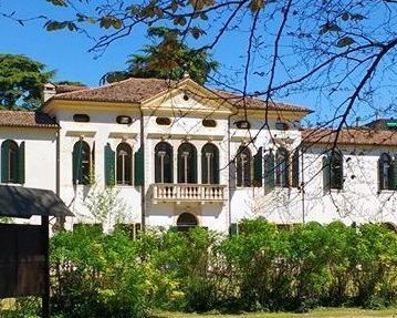 Veduta frontale della Villa tra il verde