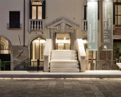 Ingresso principale con salinata illuminata