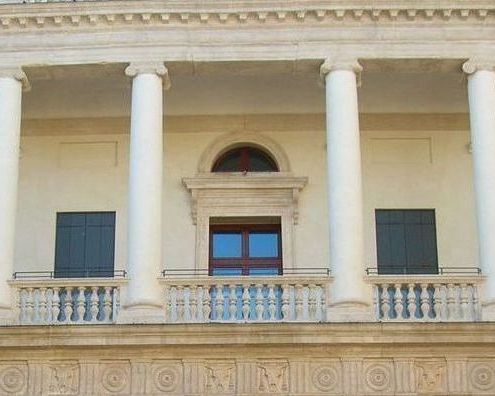 Facciata frontale del palazzo con colonne ioniche