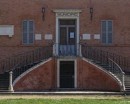 Ingresso principale della biblioteca nella villa che ospita il Municipio