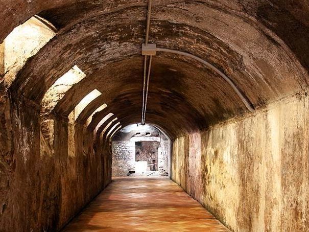 vista frontale del criptoportico nell'area archeologica della Cattedrale di Vicenza