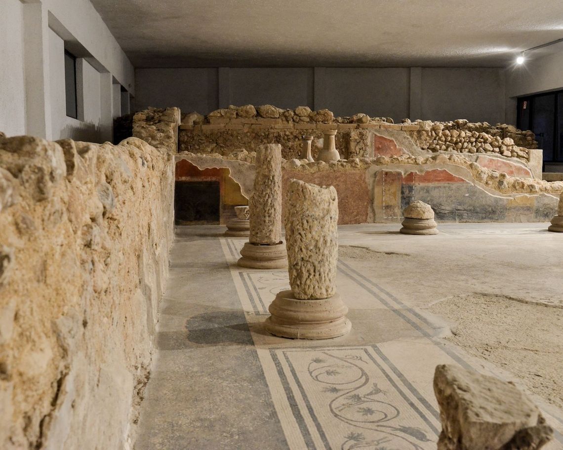 resti di un antico salone con pavimento a mosaico e basi con fusti di colonne