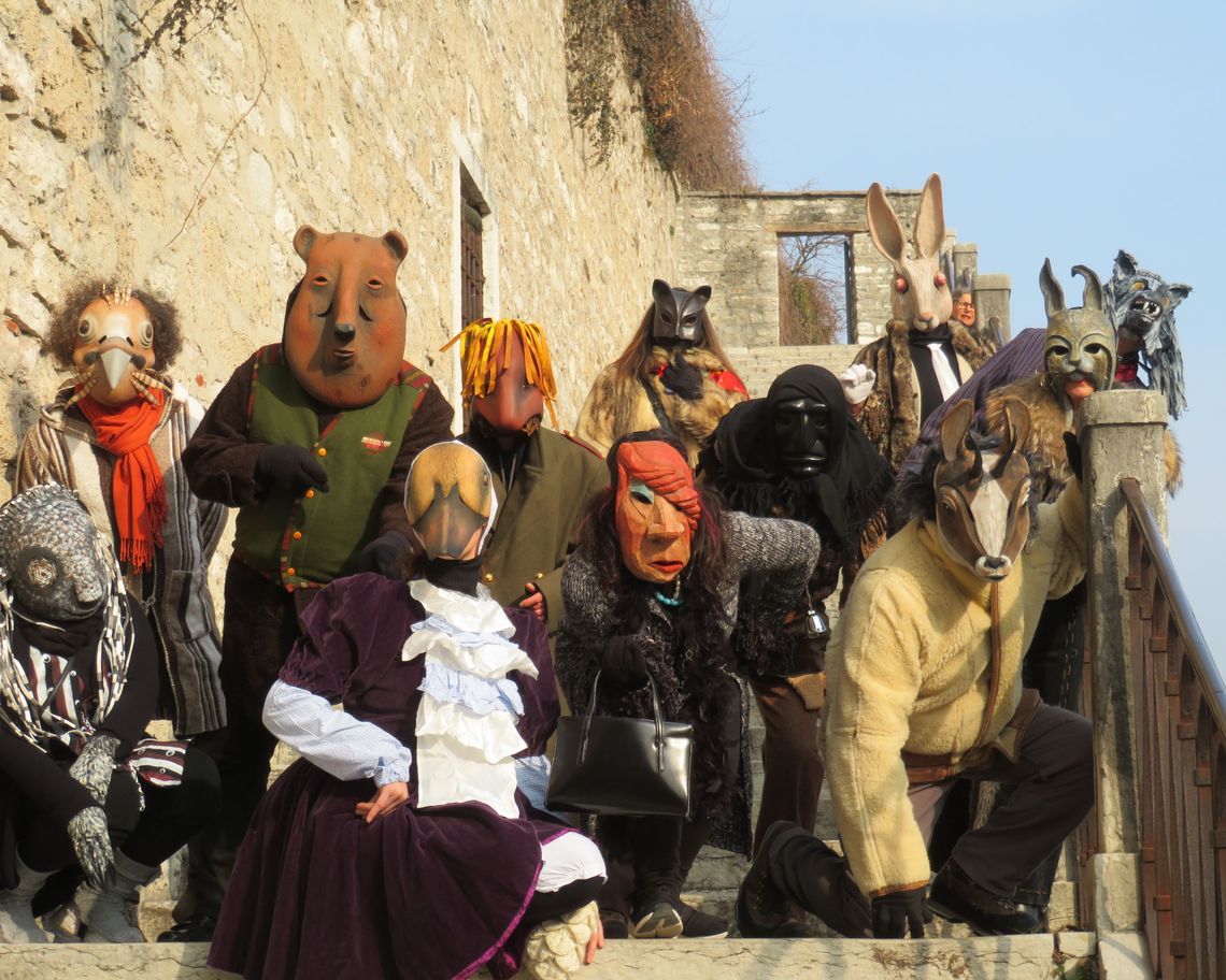 Persone mascherate con maschere artigianali raffiguranti animali