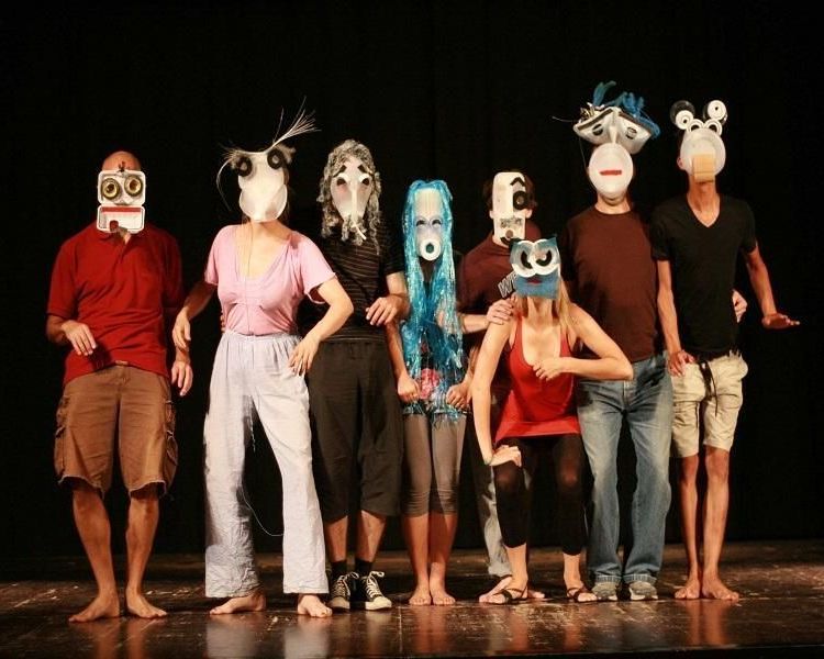 persone mascherate con maschere realizzate con materiali di riciclo