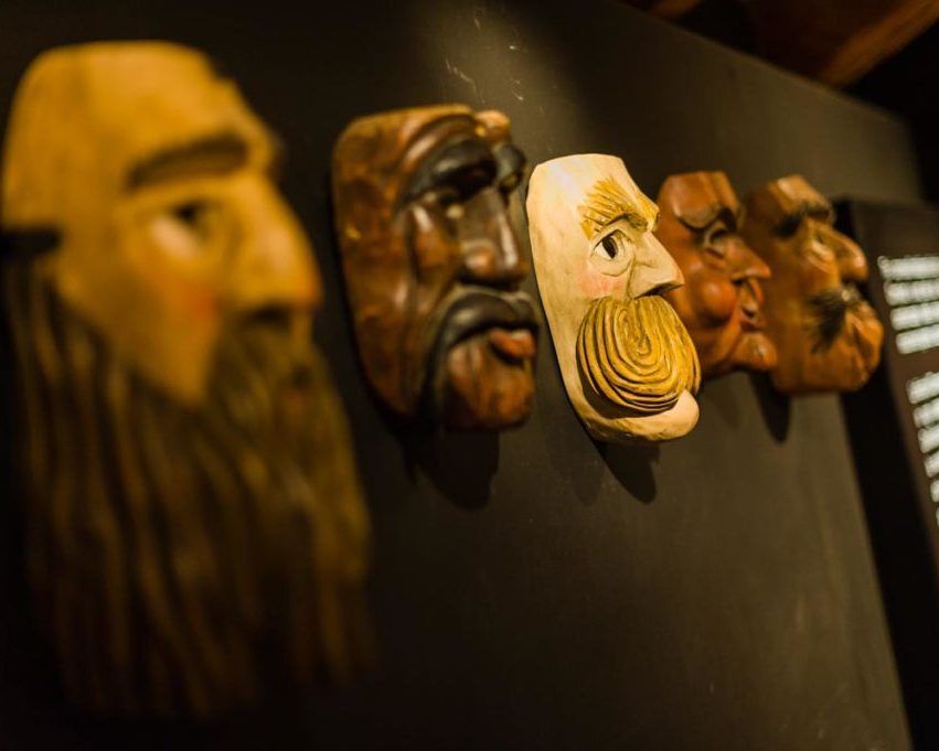 maschere di volti fatte in legno