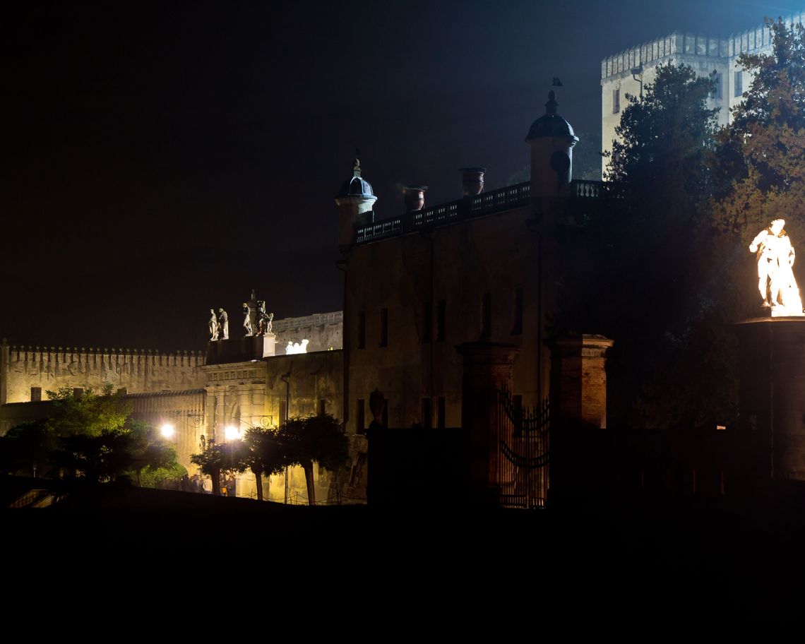 le mura del Castello del Catajo illuminate di notte
