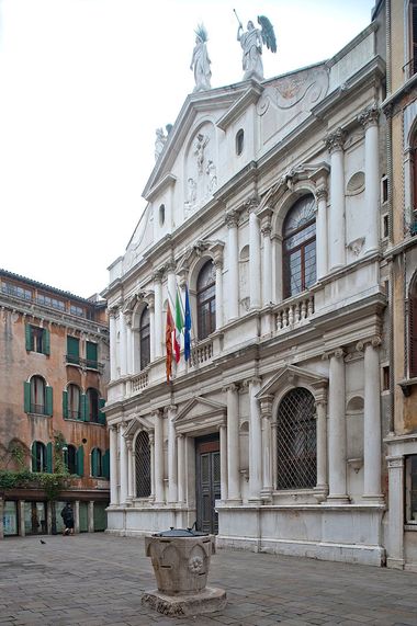 Esterno dello storico palazzo veneziano, sede dell'Ateneo Veneto. Facciata con numerose colonne e 5 finestre, 2 laterali al portone d'ingresso e 3 nel secondo piano che presenta piccoli poggioli. Nel timpano sono collocate 3 statue.