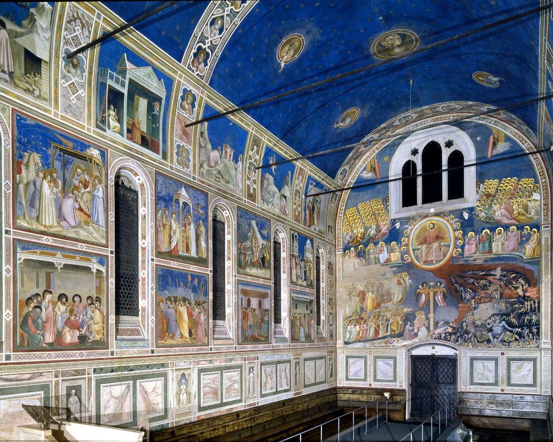 Interno della cappella con affreschi alle pareti e giudizio universale sul fondo