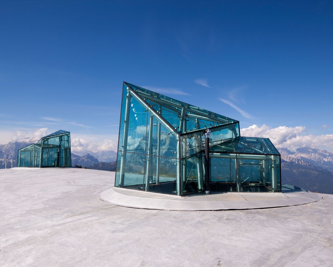 Struttura in vetro con montagne sullo sfondo