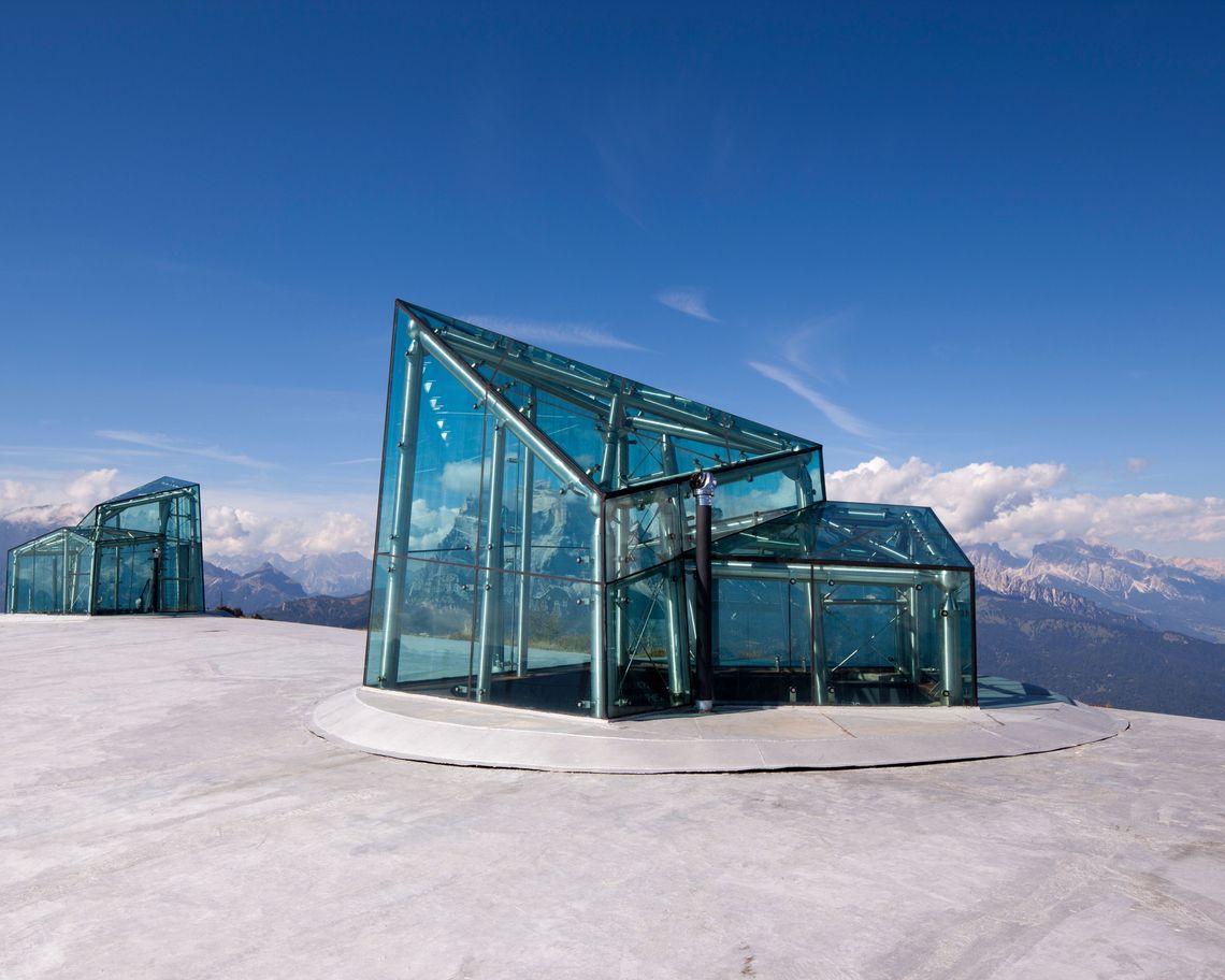 Struttura in vetro con montagne sullo sfondo