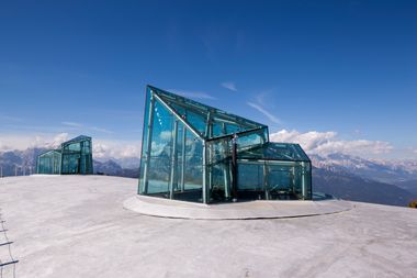 Struttura in vetro con montagne sullo sfondo