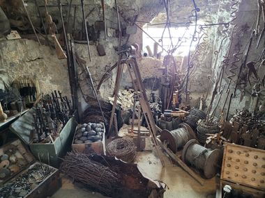 armi e attrezzature all'interno del museo