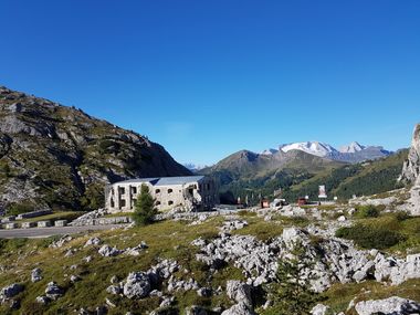 veduta dalla strada del museo tra le montagne