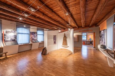 sala interna del museo con pavimentro e travature in legno