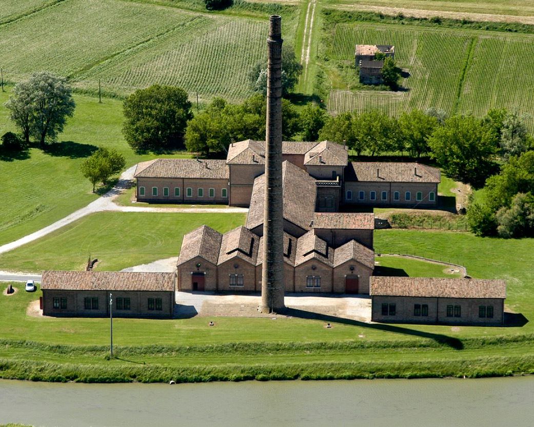 Impianto idrovoro Ca’ Vendramin in mezzo al verde con il fiume Po davanti visto dall'alto