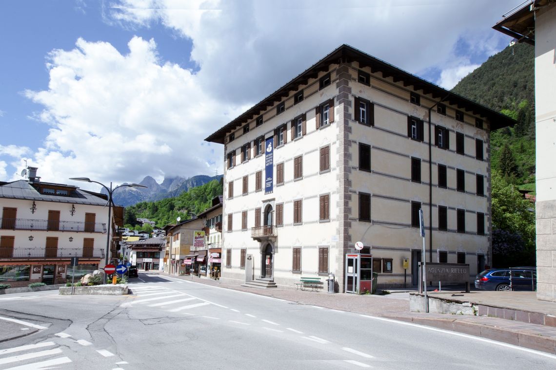 Facciata principale del museo con entrata  che si affaccia sulla strada