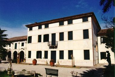 Villa Bisacco, Valier, Taverna, detta "delle Rose"
