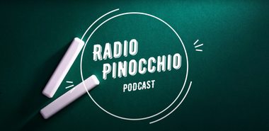 Al centro c'è il logo "Radio Pinocchio Podcast", racchiuso in un cerchio bianco su sfondo verde scuro, con due gessetti bianchi a sinistra.