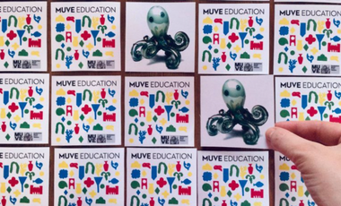 Tessere del gioco memory raffigurate nella parte retro, con immagini stilizzate colorate e la scritta "Muve education". Due sono scoperte e rappresentano la stessa opera d'arte.
