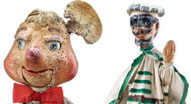 Burattini in cartapesta e legno raffiguranti Topo Gigio, a sinistra, e Brighella, a destra, su sfondo bianco.