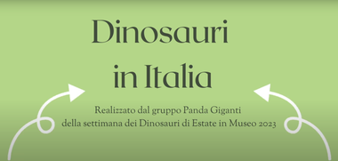 Sfondo verde chiaro con la scritta: "Dinosauri in Italia. Realizzato dal gruppo Panda Giganti della settimana dei Dinosauri di Estate in Museo 2023". Ci sono due frecce bianche ai lati che riportano al titolo in alto.