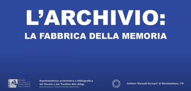 Sfondo blu con la scritta bianca al centro: "L'archivio. La fabbrica della memoria". In basso ci sono i loghi e i nomi degli enti promotori.