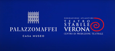 Sfondo blu con i loghi e le scritte bianche di Palazzo Maffei, a sinistra, e del Teatro Stabile di Verona, a destra.