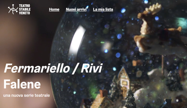 Immagine di presentazione di "Fermariello/Rivi. Falene. Una nuova serie teatrale". Sullo sfondo c'è una renna all'interno di una sfera di vetro con il paesaggio innevato. In alto ci sono il logo e la scritta del "Teatro Stabile Veneto":