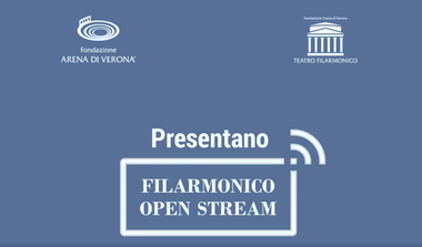 Sfondo azzurro con in alto i loghi de "Fondazione Arena di Verona"  e "Teatro Filarmonico". In basso, la scritta bianca "Presentano Filarmonico open stream".